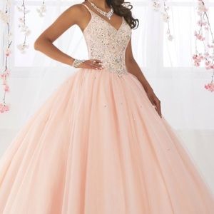 Sleeveless v-neck Quinceañera Gown